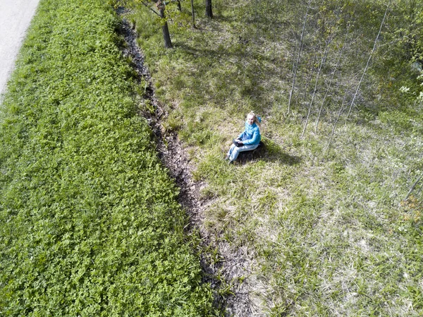 Drohnenblick Auf Die Junge Frau Die Frühlingsbeginn Auf Einem Baumstumpf — Stockfoto