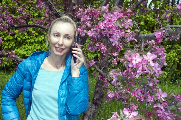 Joven Hermosa Mujer Con Largo Cabello Rubio Habla Por Teléfono — Foto de Stock