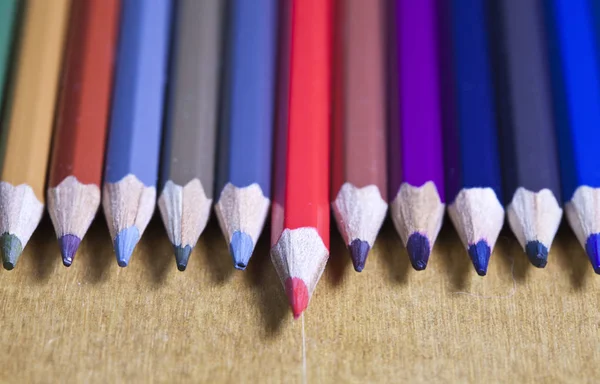 Renkli kalemler üst üste ileri sürülen bir kalem