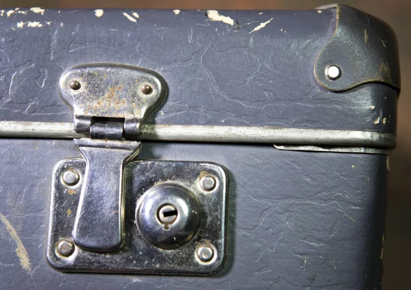 Πτυσσόμενα Μάνταλο Σχετικά Κλείδωμα Του Μια Παλαιά Βαλίτσα Shabby — Φωτογραφία Αρχείου