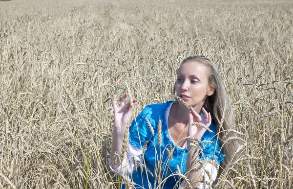 Hermosa Mujer Vestido Largo Azul Campo Los Cereales Maduros —  Fotos de Stock