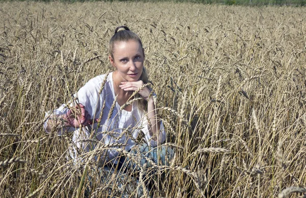 Schöne Frau Kleid Auf Dem Feld Der Reifen Ähren Von — Stockfoto