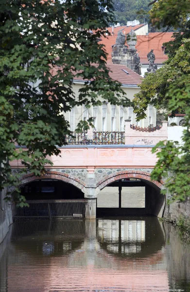 Praga República Checa Ponte Sobre Canal Casas Antigas — Fotografia de Stock