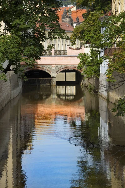 Praga República Checa Puente Sobre Canal Casas Antiguas — Foto de Stock