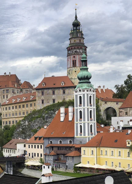 チェスキー クルムロフ城と古代の歴史家とチェコ共和国嵐雲と空 — ストック写真