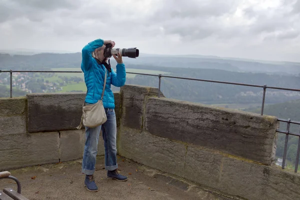 Turist Fotografier Den Digitala Kameran Koenigstein Fästning Vägg Nationalparken Saxiska — Stockfoto