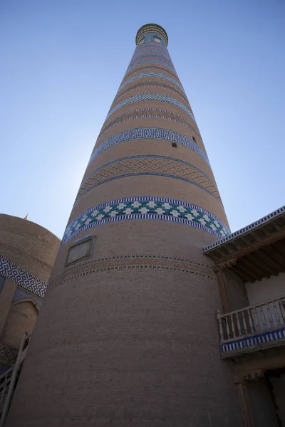 Ancien Minaret Dans Rue Vieille Ville Ouzbékistan Khiva — Photo