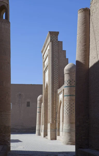 Ortaçağ medrese Hiva eski şehir içinde. Özbekistan