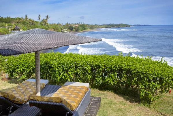 Bali Indonesien Sängar Beach Paraply Med Utsikt Över Havet Utkanten — Stockfoto