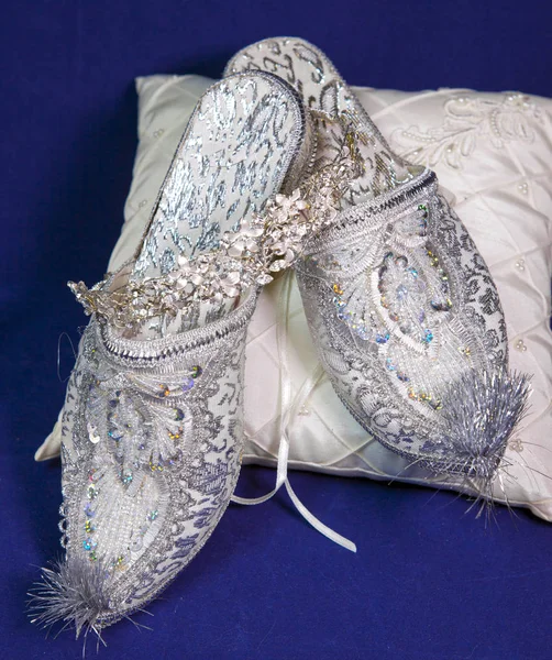 Mavi Kadife Üzerinde Doğu Tarzı Gelin Düğün Ayakkabı — Stok fotoğraf