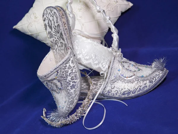 东方风格新娘结婚鞋蓝色天鹅绒 — 图库照片