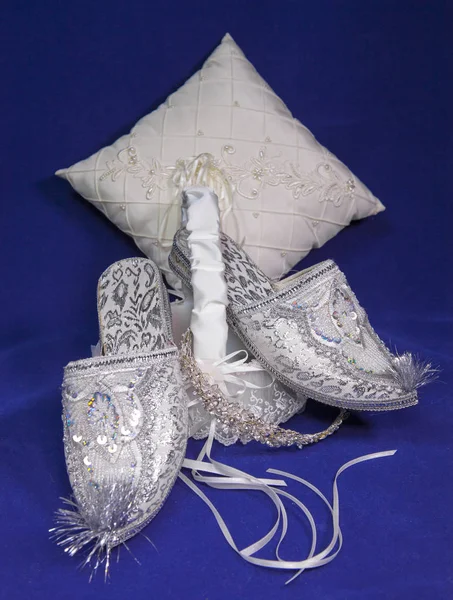 ブルー ベルベットの東スタイルの花嫁の結婚式の靴 — ストック写真