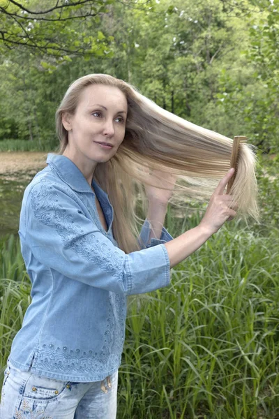 Güzel Kadın Yaz Günü Nehir Kıyısında Uzun Saçları Tarak — Stok fotoğraf
