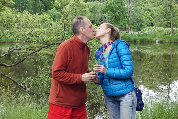 Man Date Gives Woman Bell Flower Summer Park Lake Shore — Stock Photo, Image