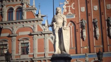 Roland Town Hall Meydanı'nda bir anıt arka planı ev Riga siyah nokta Letonya görünümünü