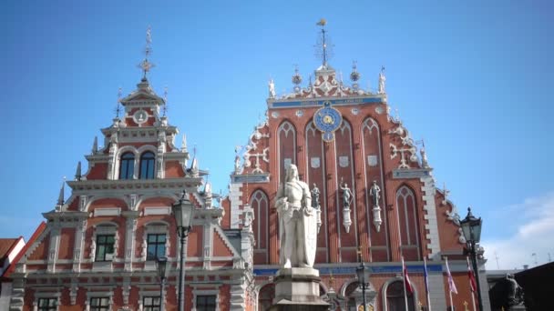 Vista de um monumento a Roland na Praça da Câmara Municipal contra o fundo Casa dos Blackheads de Riga Letónia — Vídeo de Stock