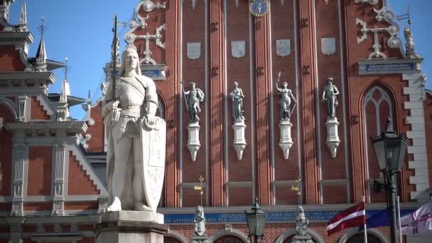 Вид на памятник Роланду на Ратушной площади на фоне Дома Черноголовых Латвии — стоковое видео