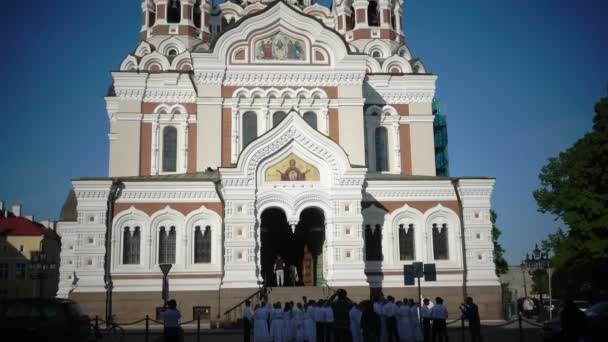 TALLINN, ESTONIA- SEPTEMBER 5, 2015:Alexander Nevsky Cathedral is an orthodox cathedral in Tallinn Old Town, Estonia. — Stock Video