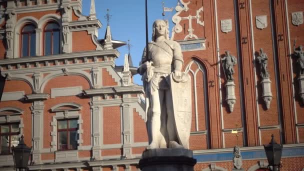 Vista de un monumento a Roland en la Plaza del Ayuntamiento contra el fondo Casa de los Blackheads de Riga Letonia — Vídeos de Stock