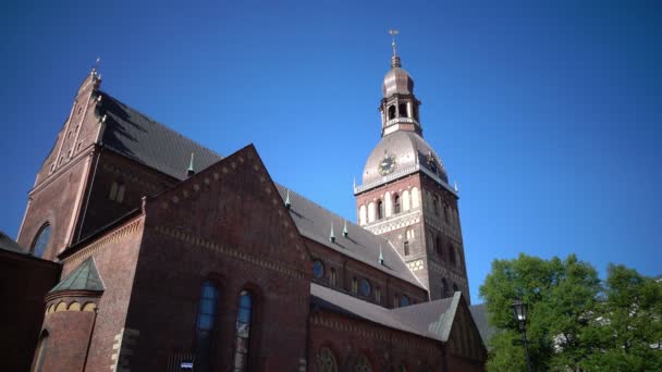 Letonia, Spike la catedral de Riga Domsky sobre el fondo del cielo nublado  . — Vídeo de stock