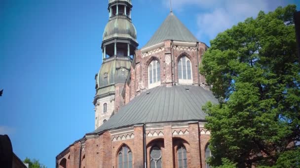 Lettland, Riga Saint Peters Church i solig sommardag — Stockvideo