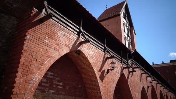 Lettonie, Riga la fortification avec Ramers tour sur le fond du ciel nuageux — Video