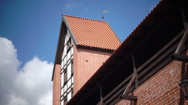 Letland, Riga de vesting met toren van de Ramers tegen de achtergrond van de bewolkte hemel — Stockvideo