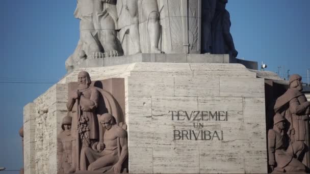 Monumento a la Libertad se encuentra en Riga, Letonia, en honor a los soldados muertos durante la Guerra de Independencia de Letonia — Vídeo de stock