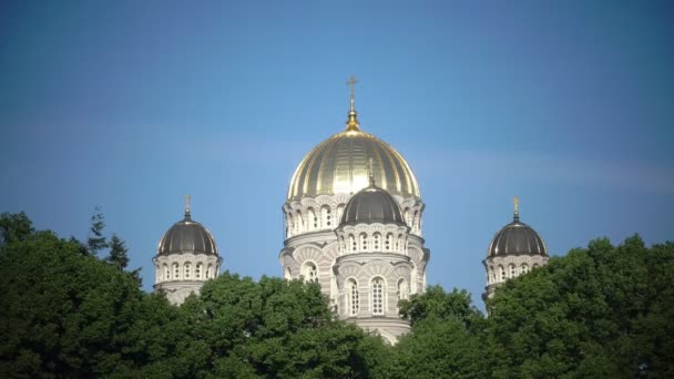 Geboorte van Christus kathedraal, Riga, Letland werd gebouwd om te ontwerpen door Nikolai Chagin en Robert Pflug in een Neo-Byzantijnse stijl tussen 1876 en 1883, periode land onderdeel van Russische Rijk toen — Stockvideo