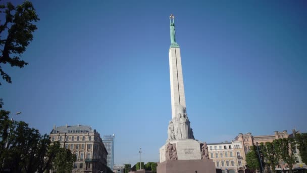 自由の記念碑はリガ、ラトビア、ラトビア独立戦争中に殺された兵士の名誉を与えることにある記念碑です。 — ストック動画