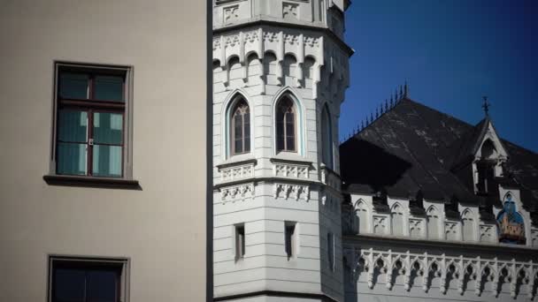 Здание Малой гильдии в старом городе Латвии — стоковое видео