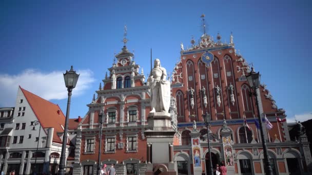 里加-拉脱维亚, 2016年6月17日: 在市政厅广场罗兰的纪念碑对里加拉脱维亚黑头的背景房子 — 图库视频影像
