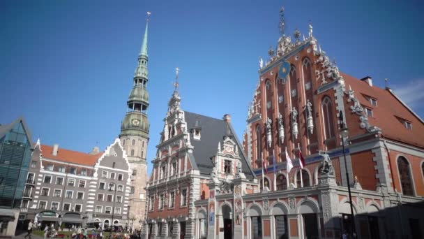 Riga - Lettonia, 17 giugno 2016: Monumento a Roland in Piazza del Municipio sullo sfondo Casa dei Blackheads di Riga Lettonia — Video Stock