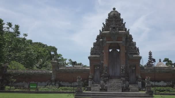 Pura Taman Ayun, chrám Taman Ayun, Bali Indonesia, panoramatický výhled za slunečného dne — Stock video