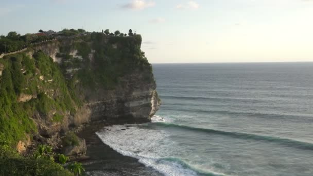 Pura Luhur Uluwatu. Bali Indonesia, la vista panorámica en la puesta del sol del tiempo — Vídeo de stock