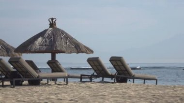 kumlu plaj şezlong ve şemsiye tropikal tatil ile. Bali. Endonezya