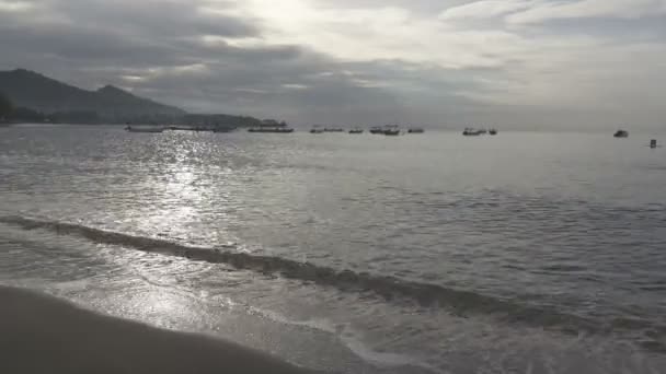 Gelombang Laut Hangat Terjadi Pantai Berpasir Pagi Hari Pemuteran Bali — Stok Video