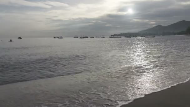 Wellen Des Warmen Meeres Laufen Sandstrand Frühen Morgen Pemuteran Bali — Stockvideo