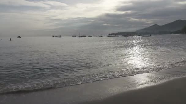 Meleg Tenger Hullámai Futtassa Homokos Strandon Reggel Pemuteran Bali — Stock videók