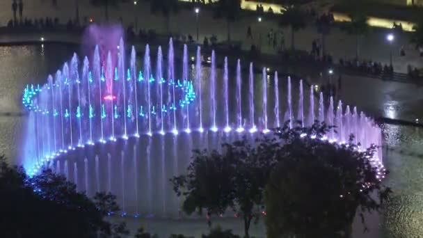 吉隆坡 马来西亚 2016年10月12日 在吉隆坡马来西亚之夜的双子塔上 喷泉以彩色灯光照亮 — 图库视频影像