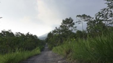 Mount Merapi, Gunung Merapi, kelimenin tam anlamıyla ateş Dağı'nı Endonezya dili içinde ve Cava, orta Java ve Yogyakarta, Endonezya arasındaki sınır üzerinde yer alan bir etkin değişken bir Stratovolkan olduğunu