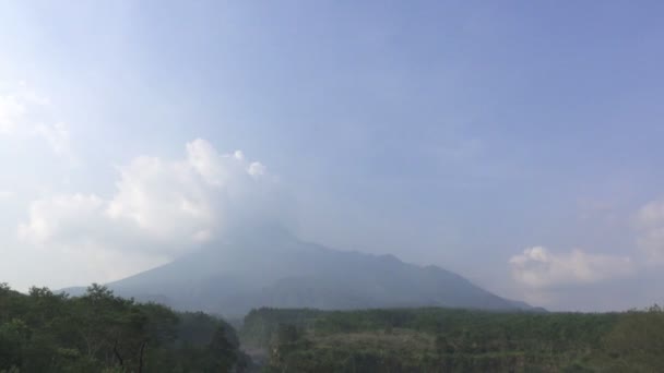 ムラピ山 アグン山 文字通りインドネシア語で火の山 ジャワ ジャワ島中部とジョグ ジャカルタ インドネシアとの国境に位置するアクティブな成層火山は します — ストック動画
