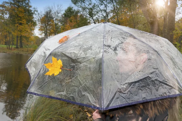 Frau Unter Einem Durchsichtigen Regenschirm Einem Bewölkten Herbsttag See Shor — Stockfoto