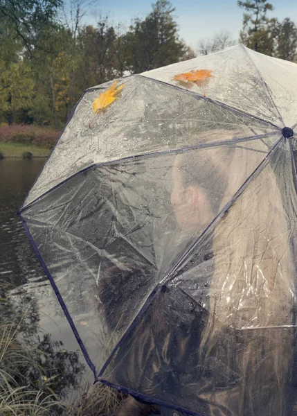 Kvinna Transparent Paraply Mulen Höstdag Den Sjön Shor — Stockfoto