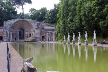 Hadrian'ın villada (Villa Adriana, 2. yy), Yunan heykelleri tarafından çevrili Tivoli, İtalya, Unesco Dünya Mirası Sit antik havuz Canopus,