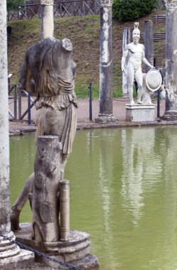 Hadrian'ın villada (Villa Adriana, 2. yy), Yunan heykelleri tarafından çevrili Tivoli, İtalya, Unesco Dünya Mirası Sit antik havuz Canopus,