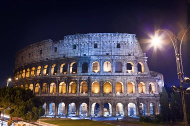 İtalya. Roma. gece collosseo