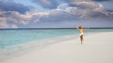 Deniz kıyısında, Maldivler kadın çalışır