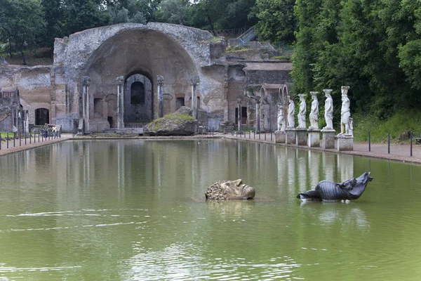 Αρχαία Πισίνα Canopus Περιβάλλεται Από Ελληνικά Γλυπτά Βίλα Του Αδριανού — Φωτογραφία Αρχείου