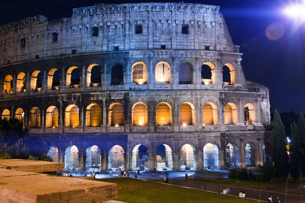 Italiaan Roomassa Sinä Yönä Collosseo — kuvapankkivalokuva